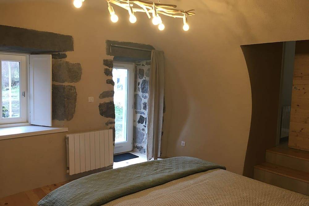 Gîte fermette maison indépendante  rénovée 2 personnes à Murol au coeur du Sancy in Murol, Parc naturel régional des Volcans d'Auvergne