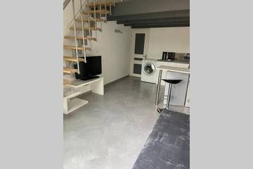 Gîte pour 3 personnes, avec terrasse et jacuzzi à Junas