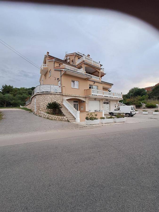 Ferienwohnung für 4 Personen, mit Terrasse und Garten in Supetarska Draga