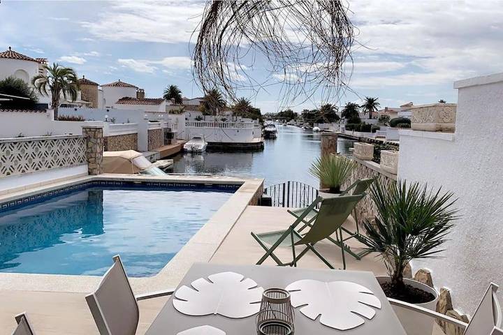 Casa rural para 6 personas, con terraza y piscina además de vistas y vistas al lago, Se admiten mascotas en Ampuriabrava