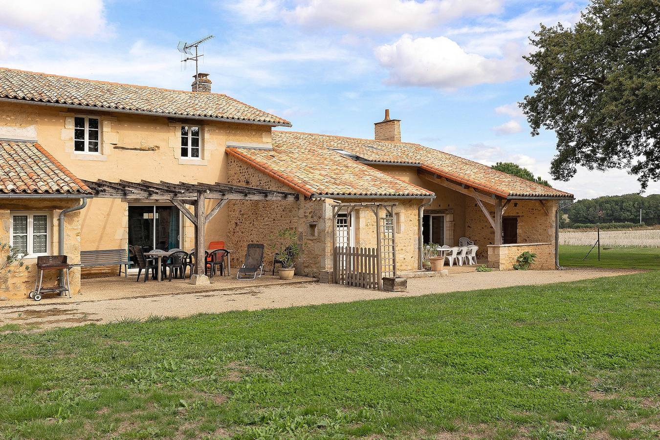 Gîte Le Refuge des Oiseaux: terraza compartida, jardín privado y Wi-Fi en Lusignan in Lusignan, Vienne