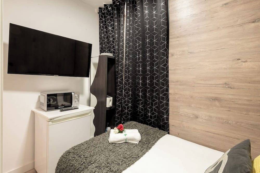 Bright Single Room with Bathroom Gran Via | R102 in Centro (Madrid), Madrid