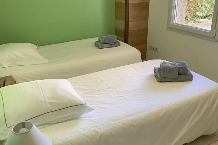 Gîte pour 4 personnes, avec jardin ainsi que terrasse et piscine, animaux acceptés à Lagnieu - 4