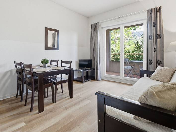 Ganze Wohnung, Gemütliche Ferienwohnung mit Pool und Balkon, 700 m vom Stadtzentrum von Grasse entfernt in Grasse, Mittelmeerküste (Frankreich)