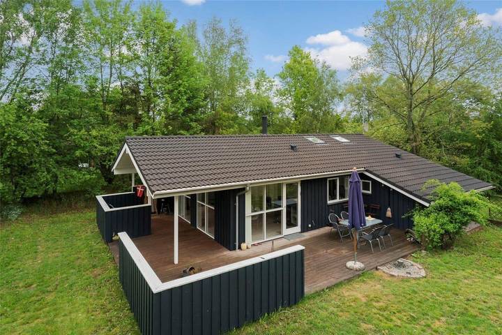 Feriehus for 6 personer, med sauna og terrasse i tillegg til jacuzzi i Helberskov