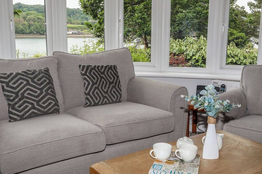 Ynys Castell, pet friendly, country holiday cottage in Menai Bridge in Menai Bridge, Isle of Anglesey