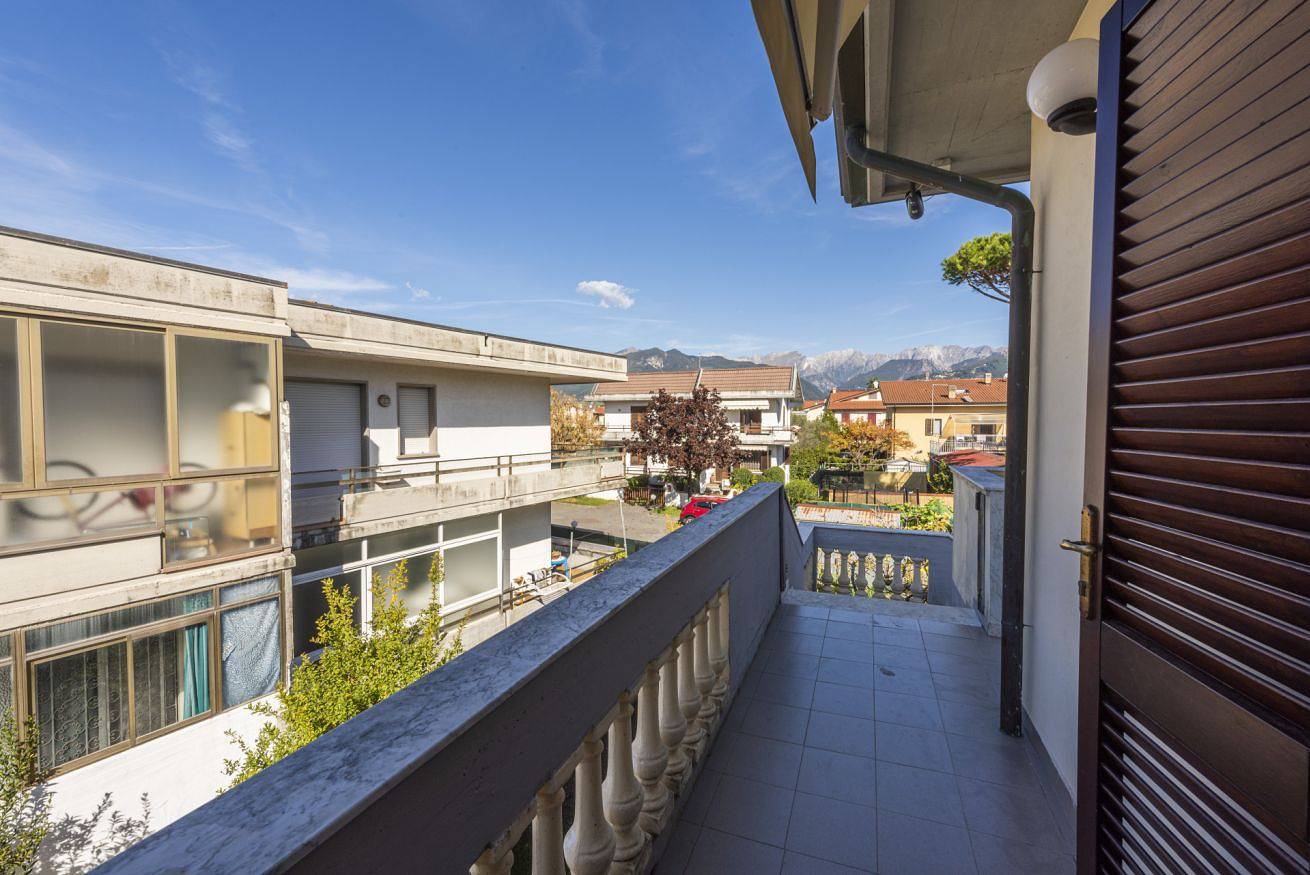 Ganze Wohnung, Ferienwohnung für 9 Personen mit Garten in Marina di Massa, Massa