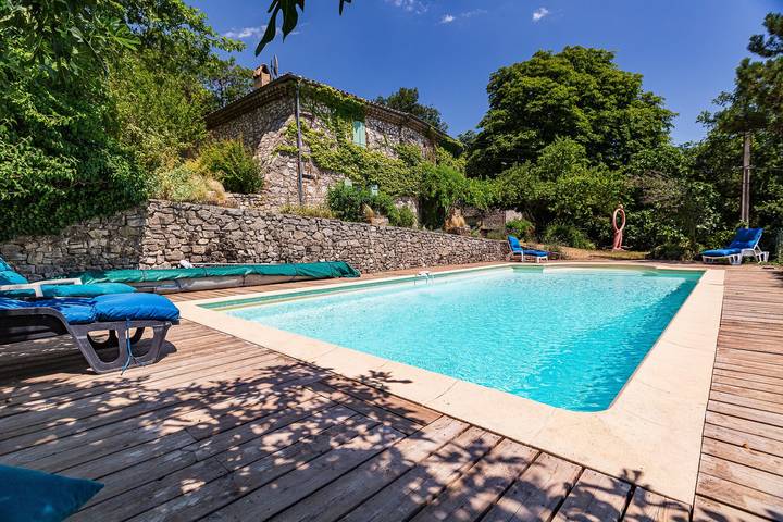 Location de vacances pour 10 personnes, avec jardin dans la Drôme