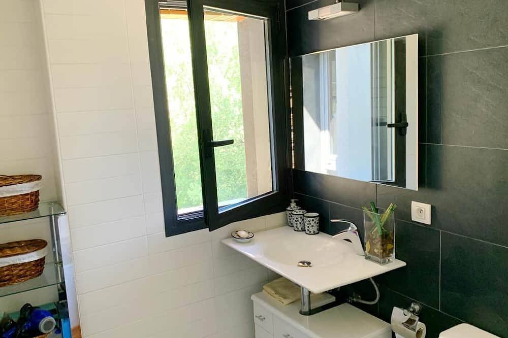 Ganze Wohnung, 2-bedroom Apartment, 5 guests. Views, Fireplace, Heated swimming pool in Saillagouse, Parc naturel régional des Pyrénées catalanes