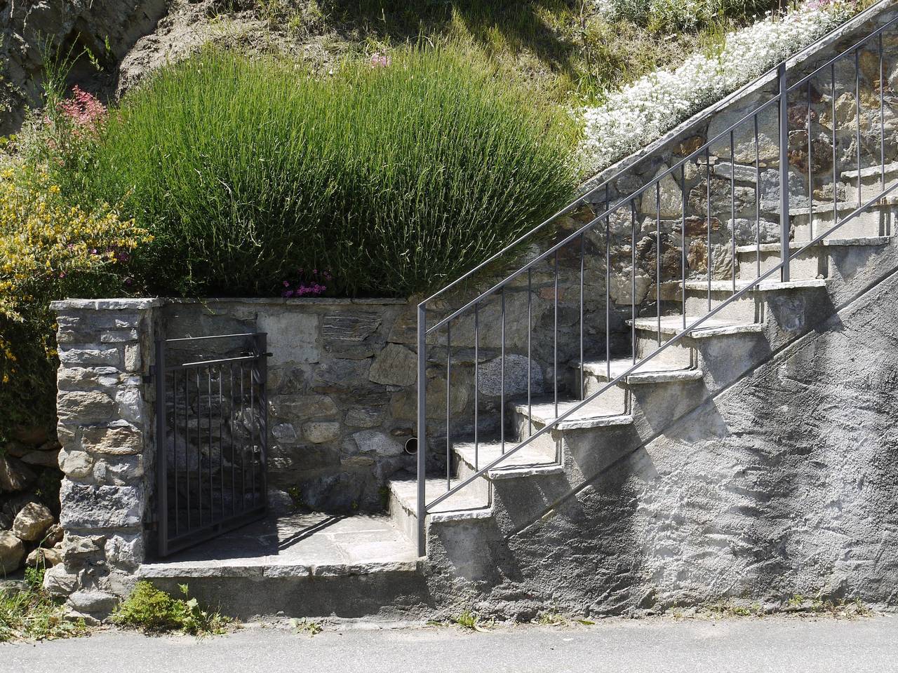 Entire apartment, Apartment 'Antica Osteria La Pezza' with Lake View, Garden and Wi-Fi in Santa Maria Rezzonico, Comune di San Siro