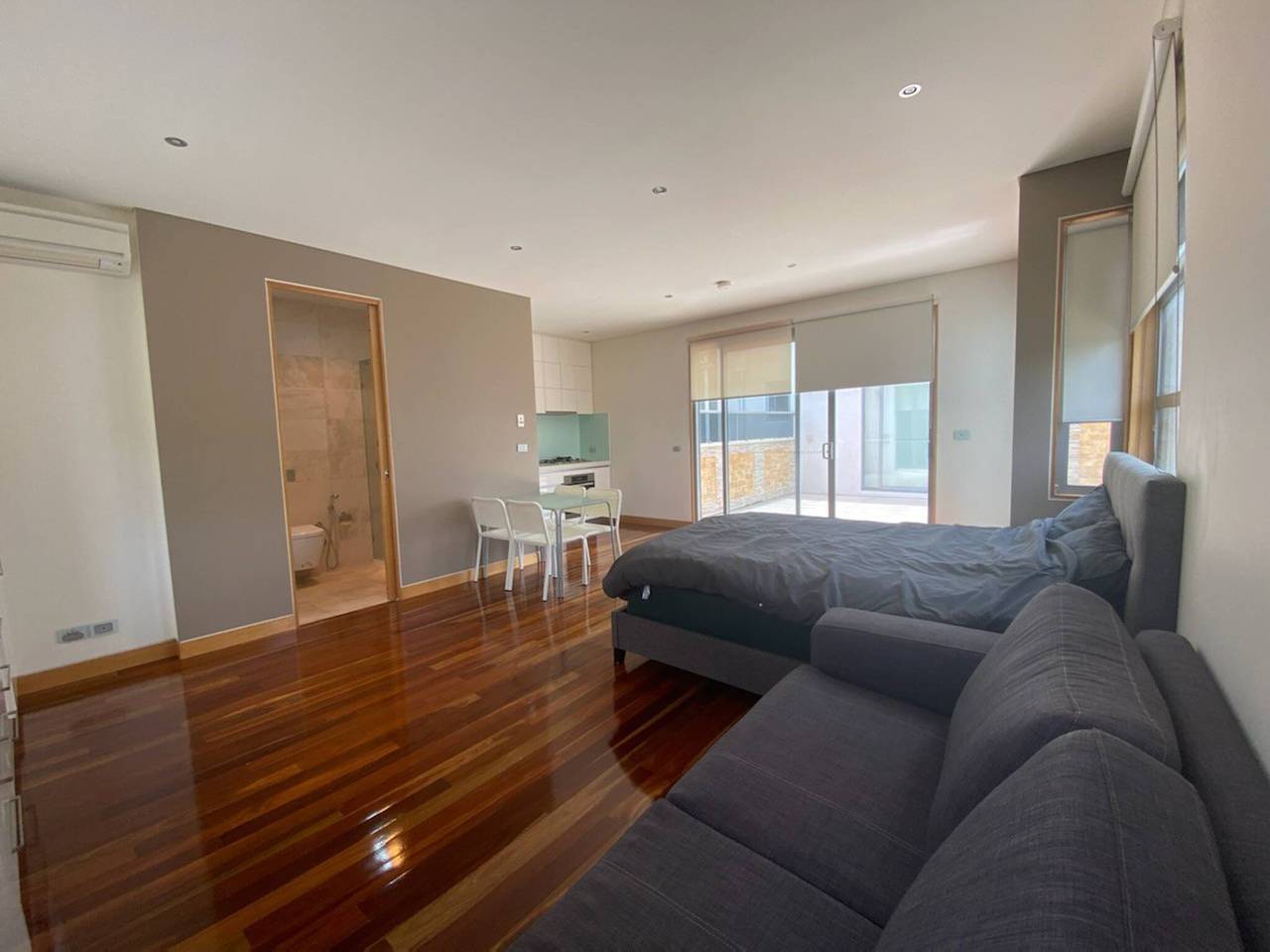 Entire studio, Entire studio with balcony in Melbourne, Maribyrnong City