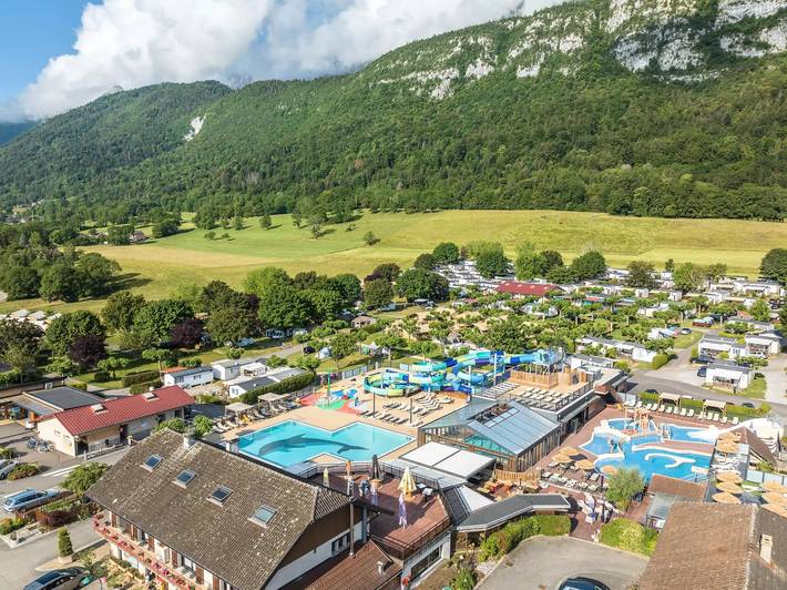 Camping pour 4 personnes, avec terrasse et piscine, animaux acceptés en Rhône-Alpes