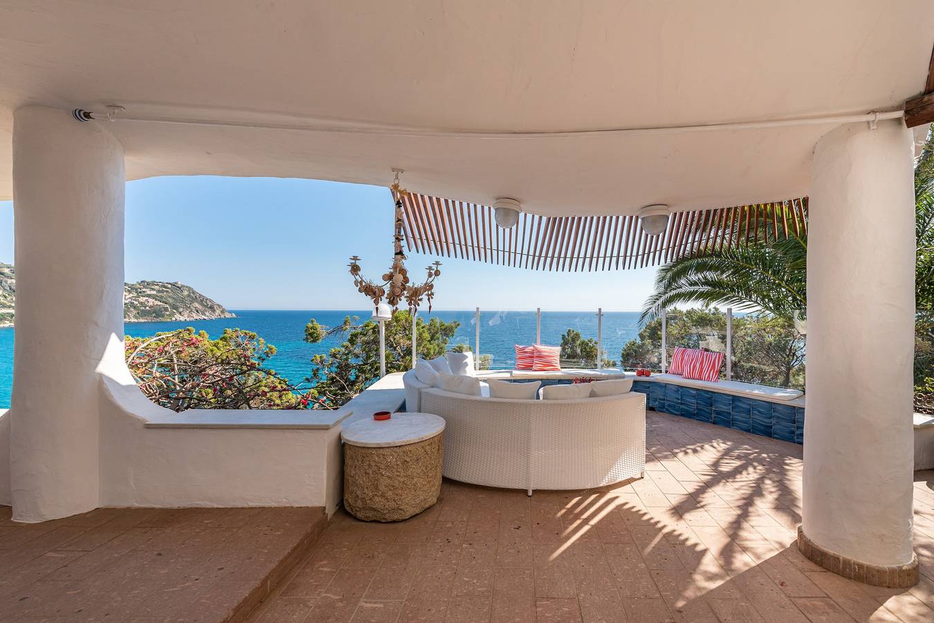 Villa fronte mare "Bianca" a Torre delle Stelle, piscina riscaldata, A/C, Wi-Fi, parcheggio in Geremeas, Torre delle Stelle