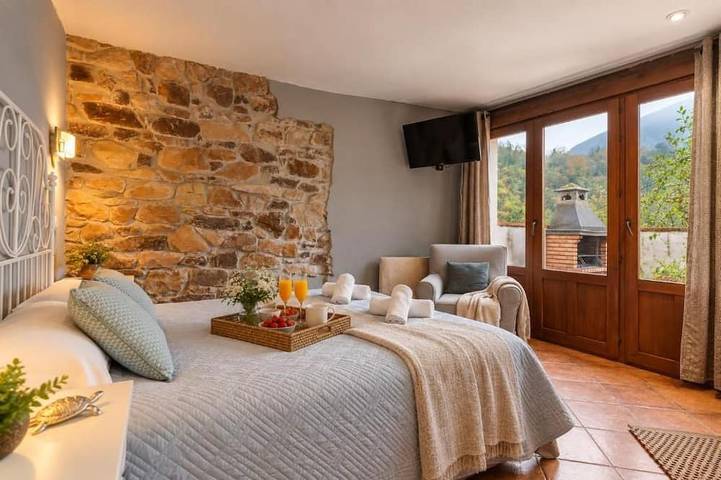 Escapada romántica con jacuzzi, chimenea y vistas a la montaña in Teverga, Cordillera Cantábrica