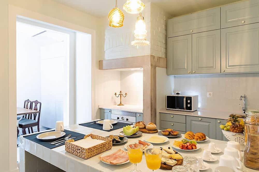 Guesthouse - Double Room with Private Bathroom - (Room 2 Uriel ) in Anjos, Lissabon