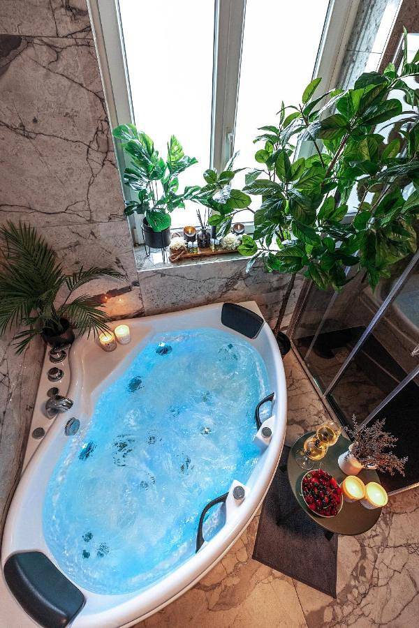 Ferienwohnung für 5 Personen, mit Balkon und Whirlpool sowie Terrasse
