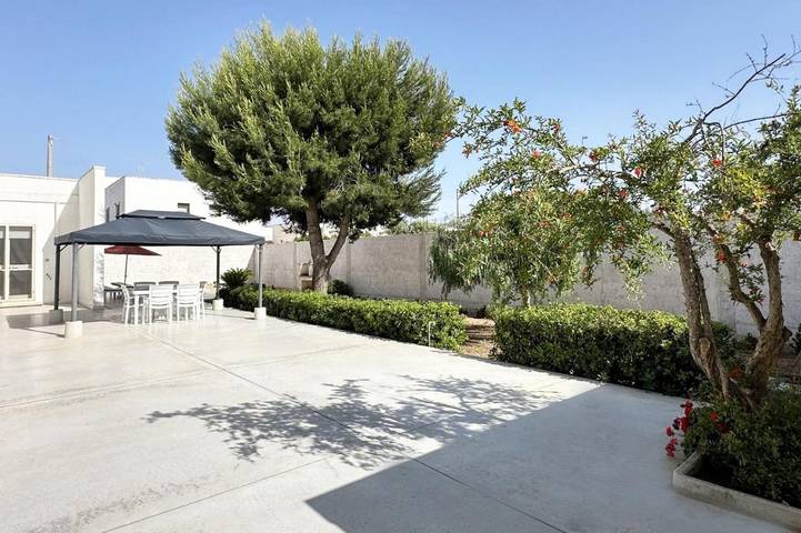 Villa per 6 persone, con panorama e giardino a Torre Lapillo