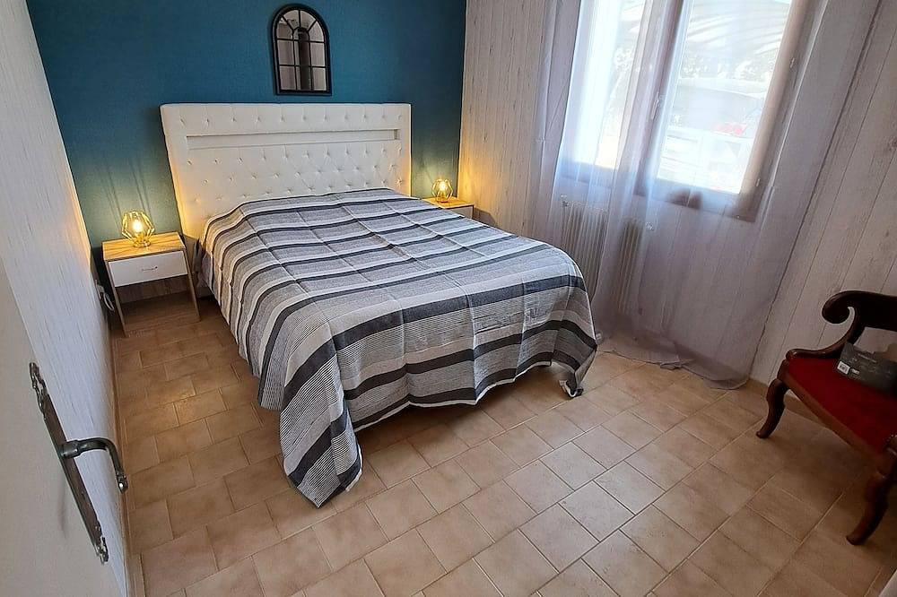 Villa in Provence Verte with swimming pool surrounded by olive trees. in Barjols, Región Brignoles