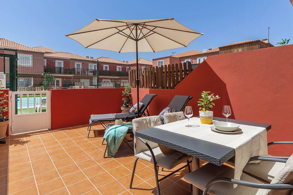 New! Caleta Fuste. Private terrace, south facing, fantastic pool, parking, Wifi in Costa de Antigua, Antigua