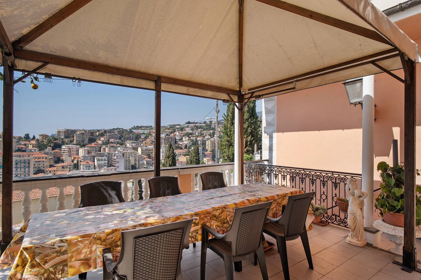Apartamento entero, Apartamento 'Nonna Vivaldi Relax' con vistas al mar, terraza privada y Wi-Fi in San Remo, Sanremo Municipio
