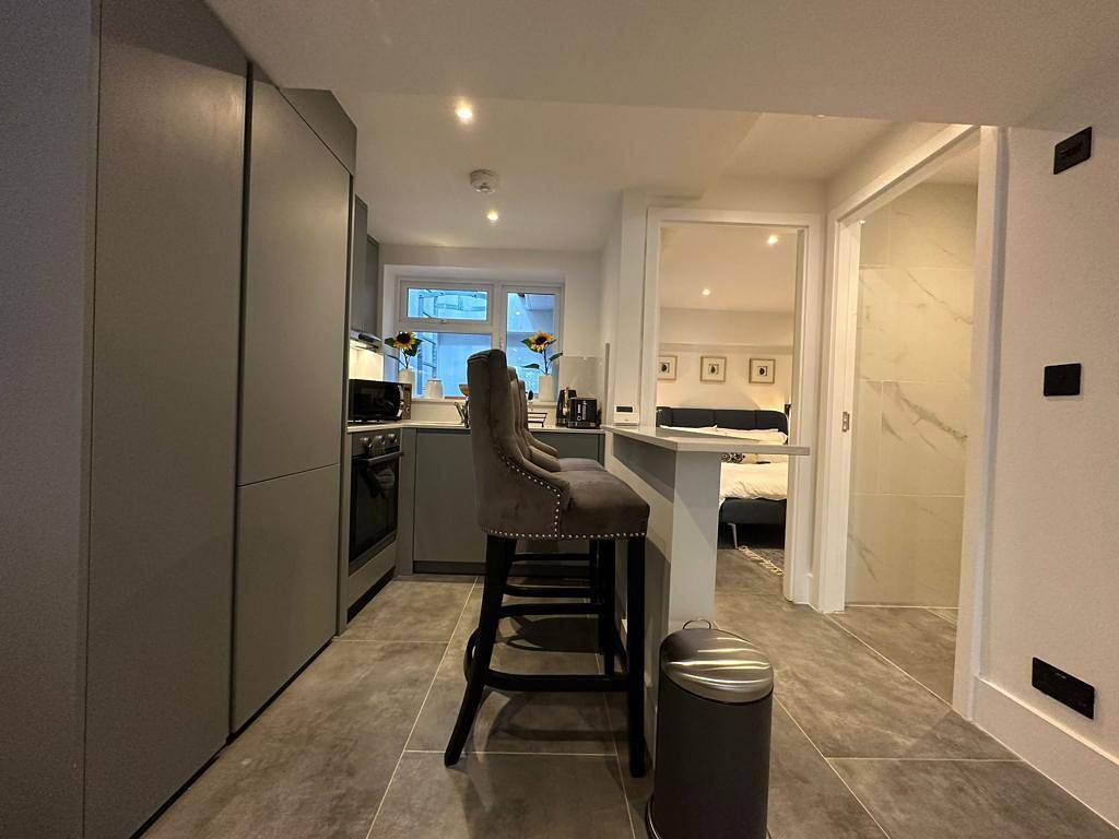 House - Sleeps 4 & Free Parking in Camden, London