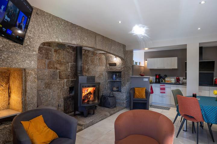 La Maison de Castanet – Charm and Nature in Moulinetsøen, Le Buisson