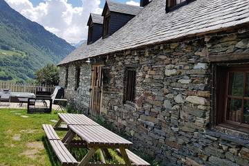 Gîte pour 17 personnes, avec terrasse ainsi que jardin et jacuzzi à Sers