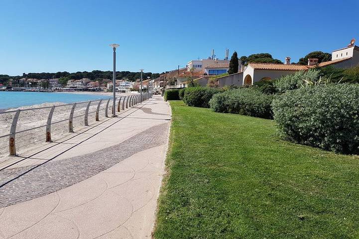 Gîte pour 4 personnes, avec terrasse, animaux acceptés dans Office De Tourisme De Saint Cyr Sur Mer