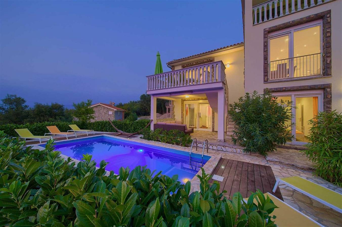 Residencia La Famiglia mit beheiztem Pool und wunderschönem Meerblick in Klimno, Krk