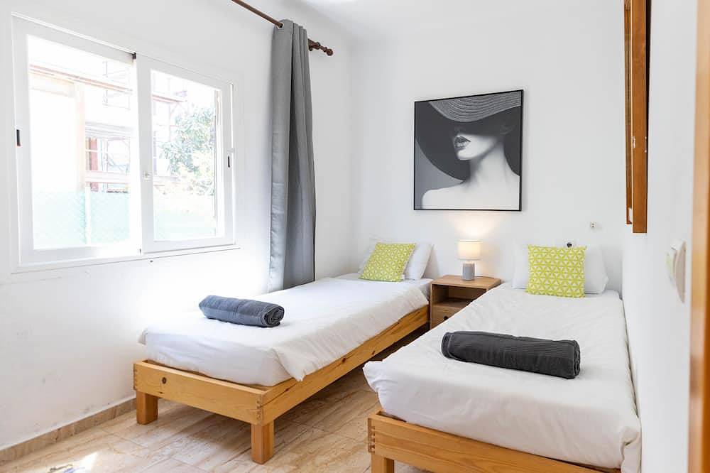 Villa Beso | 6 Bedrooms | Private Pool | Walk To Amenities | Wifi in Ocean Beach Ibiza, Sant Antoni de Portmany
