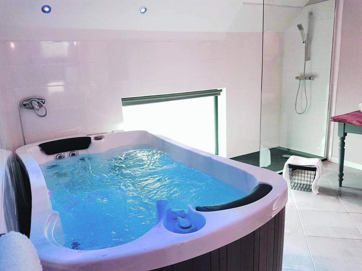 King Room with Spa Bath in Couzon, Allier