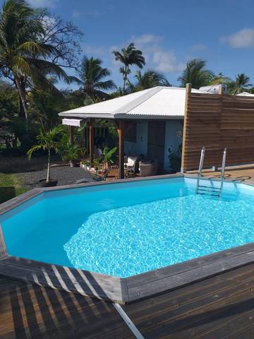 Bungalow pour 4 personnes, avec piscine et jardin en Guadeloupe