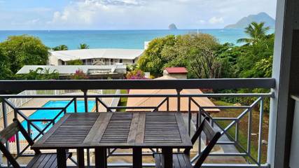 Gîte pour 3 personnes, avec vue ainsi que piscine et balcon dans Anse Mabouyas