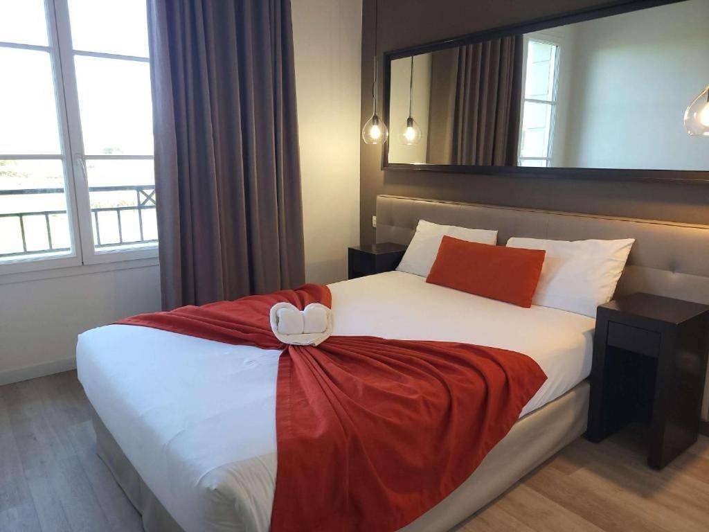 Appartement entier, Disneyland Deluxe flat, outside pool, Climatisation, 1 min to Disney Parks in Serris, Seine-et-Marne
