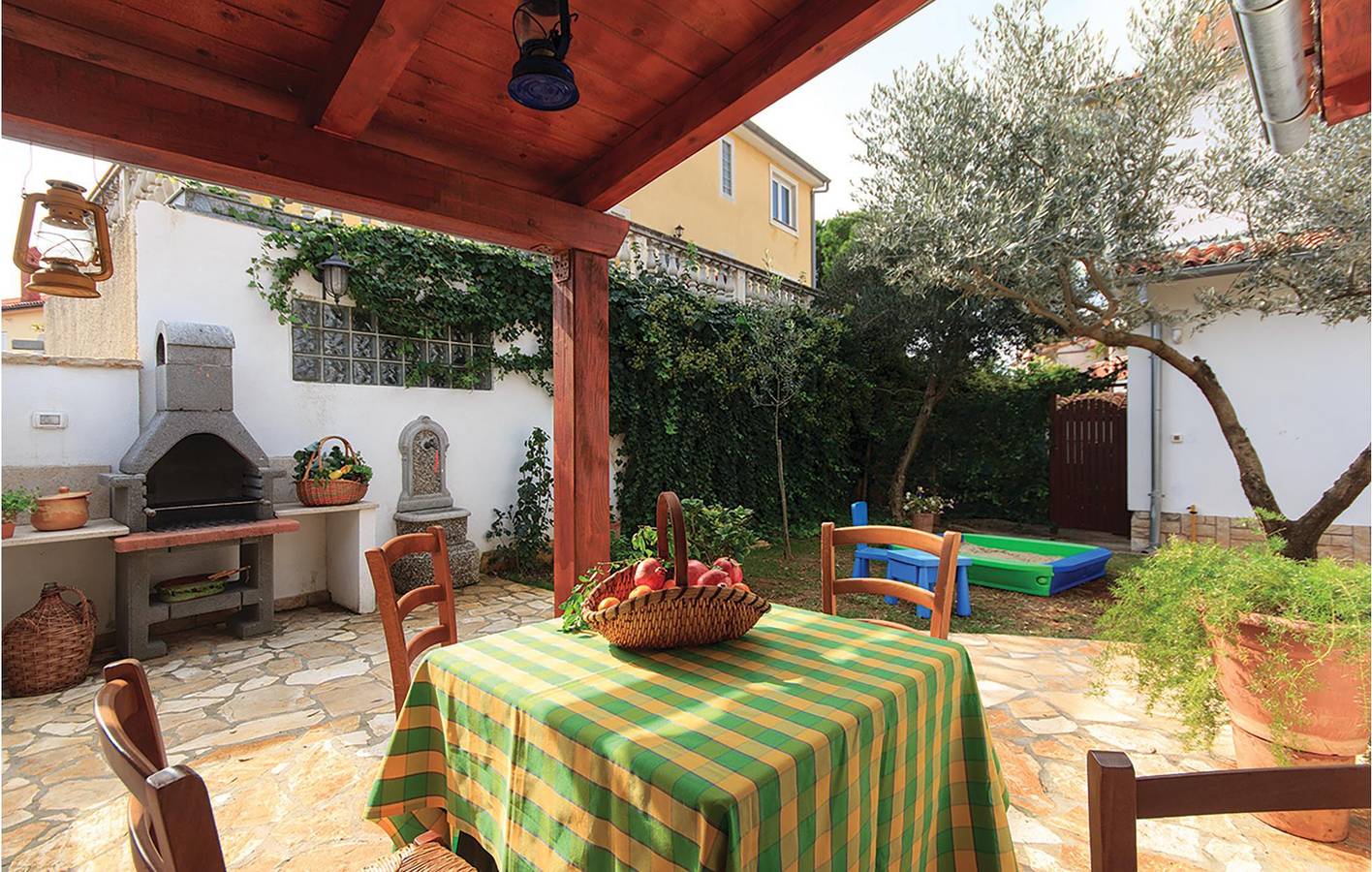 Entire holiday apartment, Holiday apartment for 4 people with terrace in Medulin City, Medulin