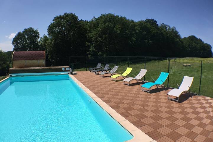 Gîte pour 12 personnes, avec Terrasse et Jardin ainsi que Piscine et Sauna