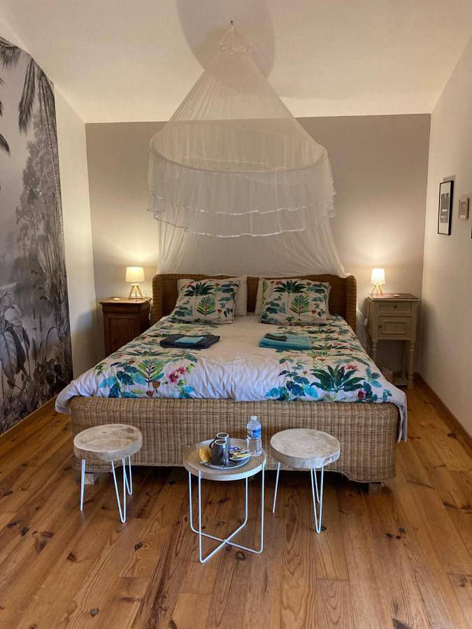 Chambre d’hôte pour 2 personnes, avec piscine ainsi que jacuzzi et jardin