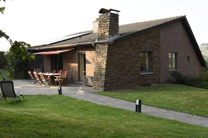 Location de vacances pour 8 personnes, avec sauna ainsi que jardin et vue dans Bellevaux-Ligneuville