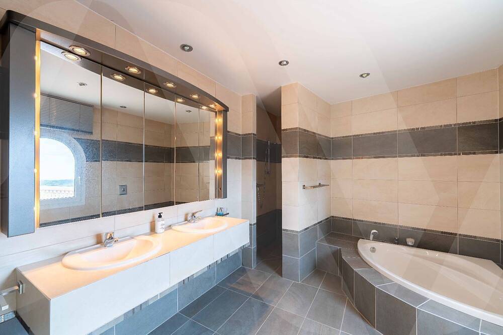 Villa 10 pers, sea view on the Costa Brava 5 min from the beach of Roses with swimming pool in Palau-saverdera, Oberampurien