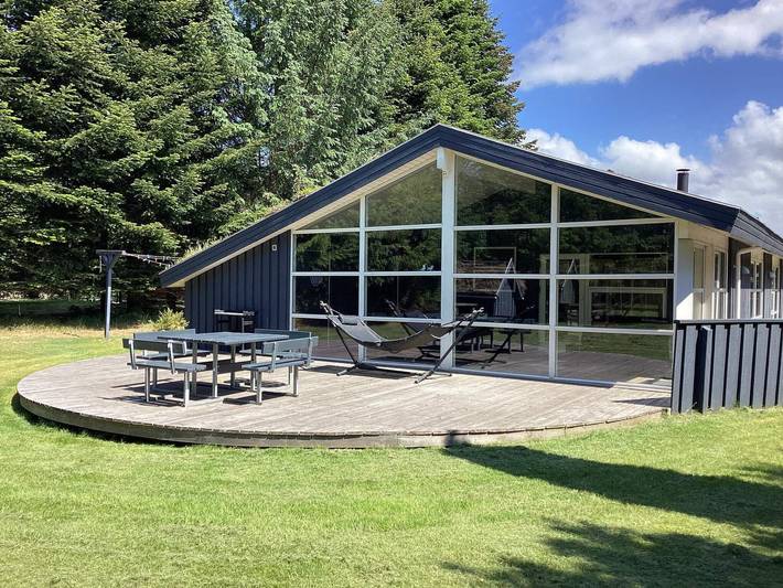 Ferieudlejning for 8 personer, med terrasse og have, børnevenlig i Hune