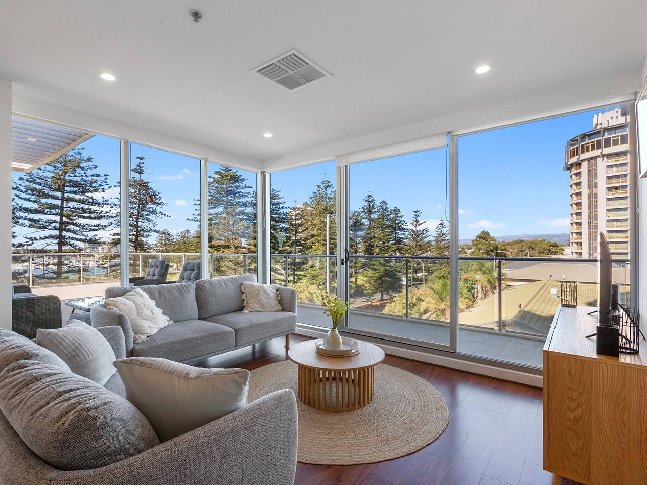 Entire apartment, Stylish 2-Bed with Terrace, 3-min Walk to Beach in Adelaide, South Australia