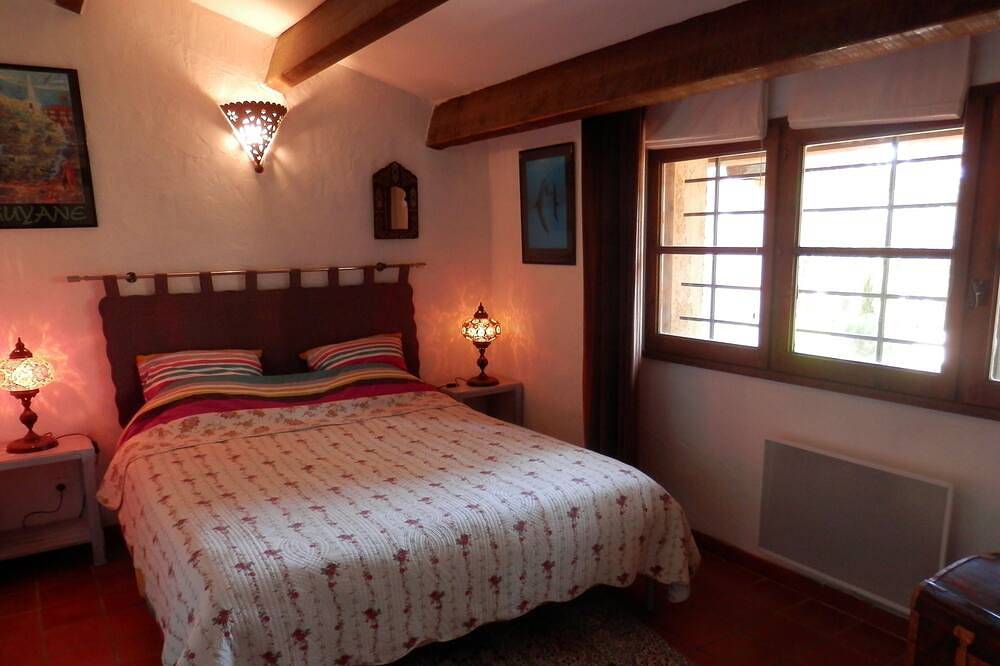 Beau Mazet 75m2, grote tuin in dennenbos, prive domein met zwembad, tennis .. in Sainte-Maxime, Draguignan en omgeving