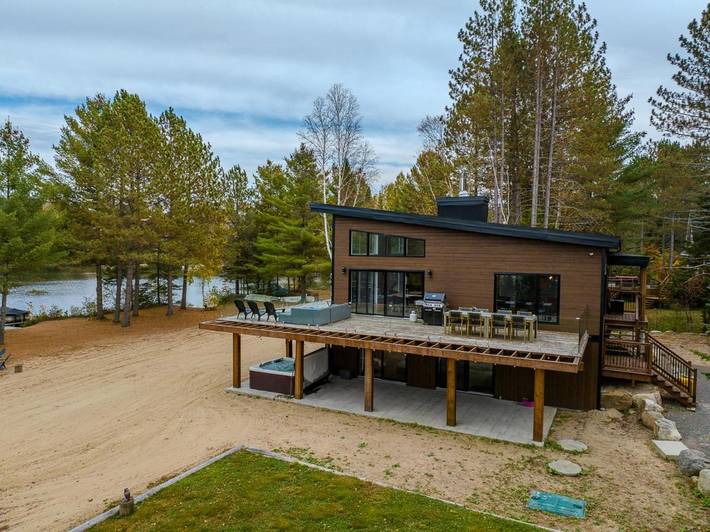 Gîte pour 10 personnes, avec terrasse et vue sur le lac, animaux acceptés dans Saint Donat De Montcalm