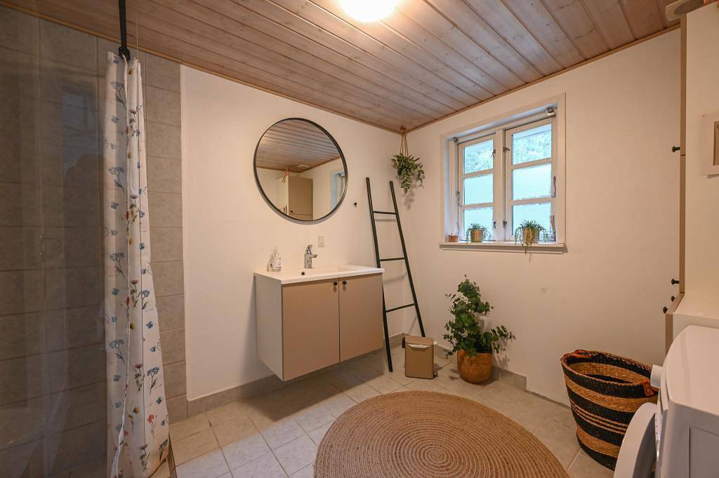 Ruhig gelegenes, süßes Holzhaus auf großem Waldgrundstück in Fjand, Nissum Fjord