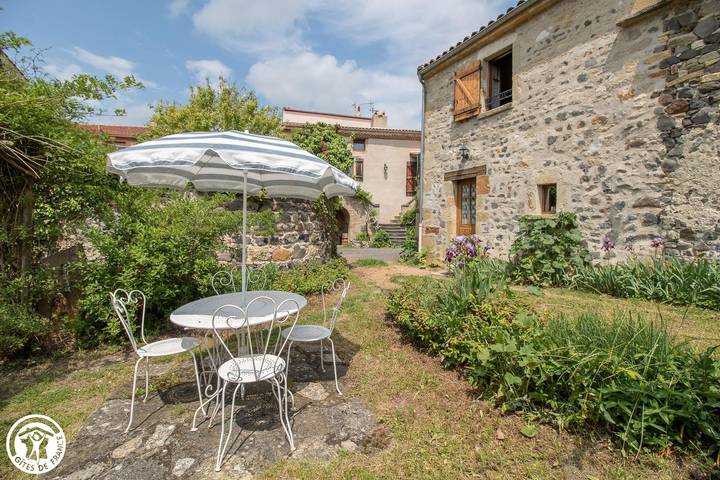 Gîte pour 2 personnes, avec Terrasse ainsi que Jardin et Vue à Parent