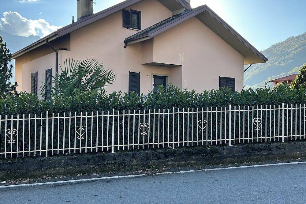 Villetta uso esclusivo tutta su un piano, giardino recintato. Animali benvenuti in Bianzone, Alpi del Bernina
