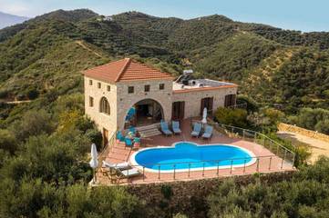 Location de vacances pour 6 personnes, avec jardin dans Stalos