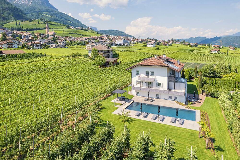 Ganze Wohnung, Ferienwohnung „Zwerger Süden“ mit Balkon, Pool und großer Liegewiese in Tramin an der Weinstraße, Nonsberggruppe