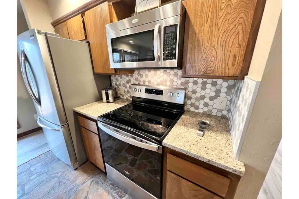 Private Cabin on acreage with pool & tennis court! in Edmond, Oklahoma County