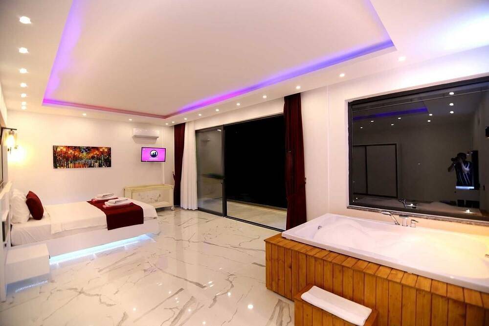 Family friendly new villa; Big pool, Sauna/hot tube, 2 Jakuzzies,Turkish Hamam in Kaş, Saklıkent